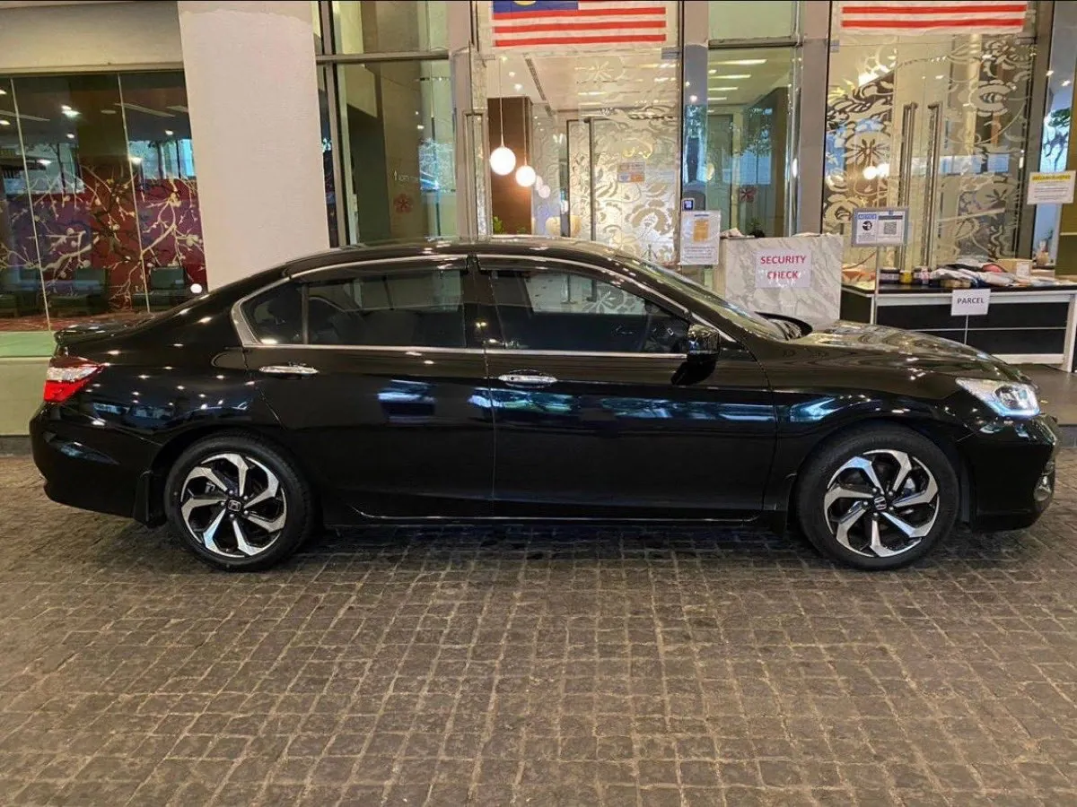 Honda Accord 2.4 — Executive sedan, front three-quarter view