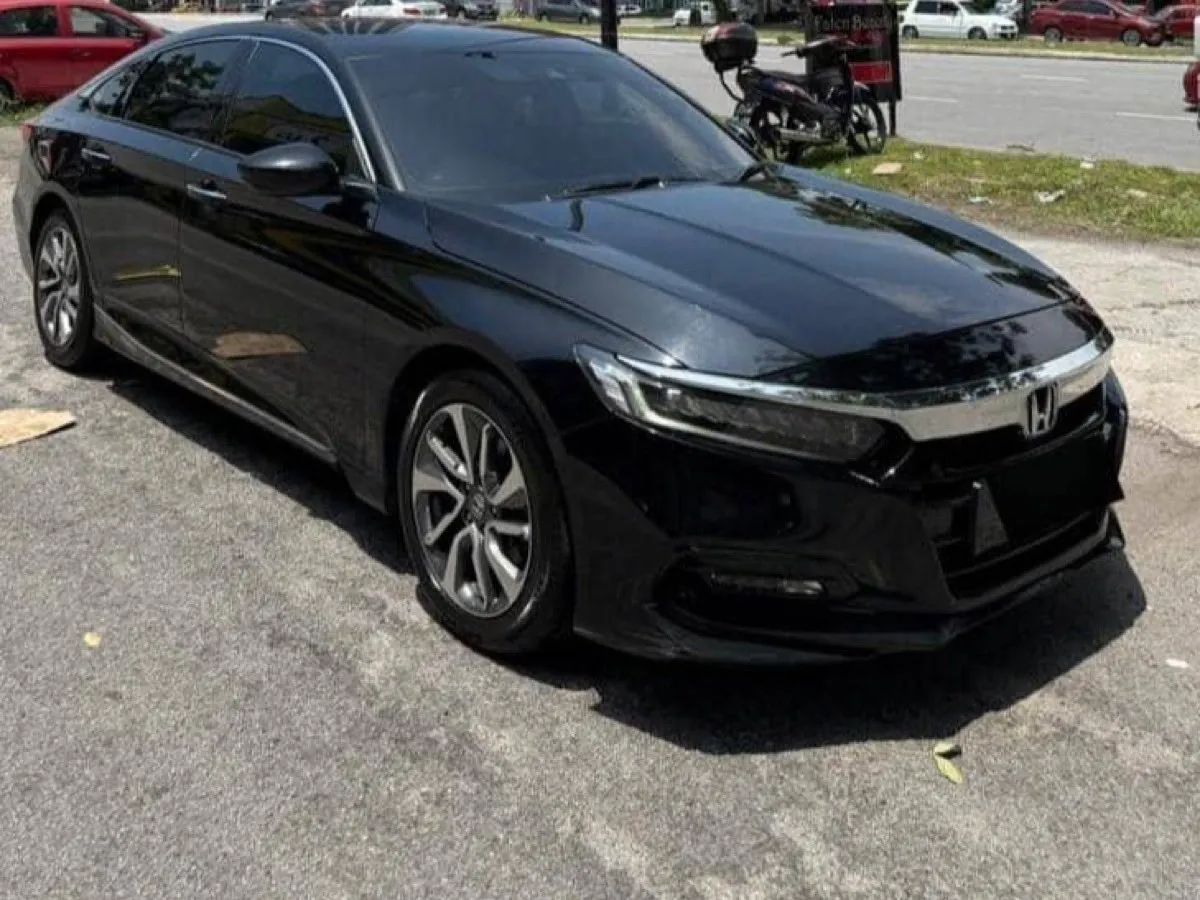 Honda Accord 2.0 — Executive sedan, front three-quarter view