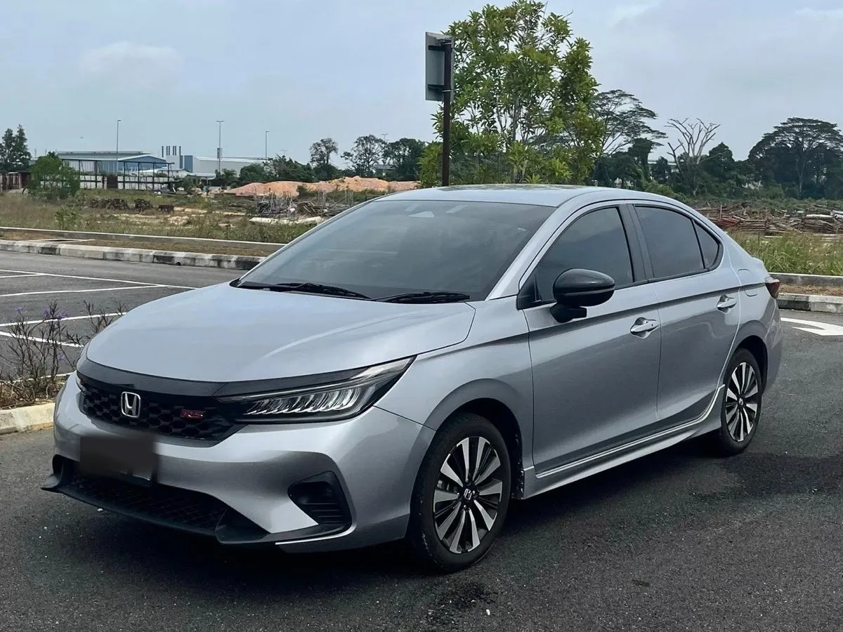 Honda City 1.5 RS — Four-door sedan, front three-quarter view