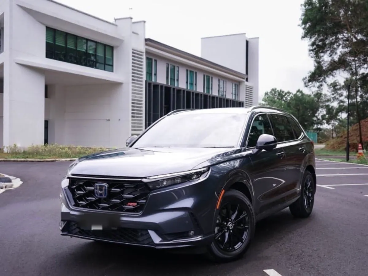 Honda CR-V RS Hybrid — Five-seat SUV, front three-quarter view