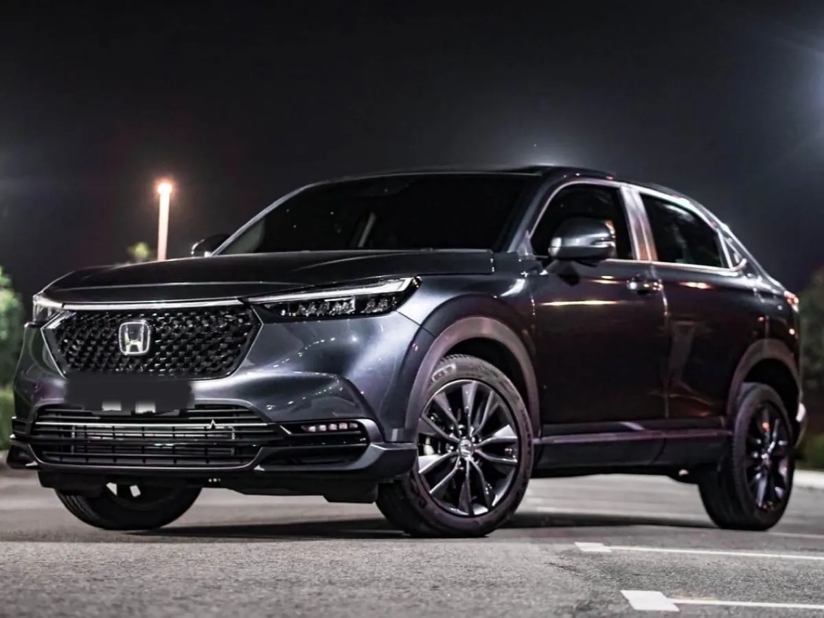 Honda HR-V V Turbo — Compact SUV, front three-quarter view
