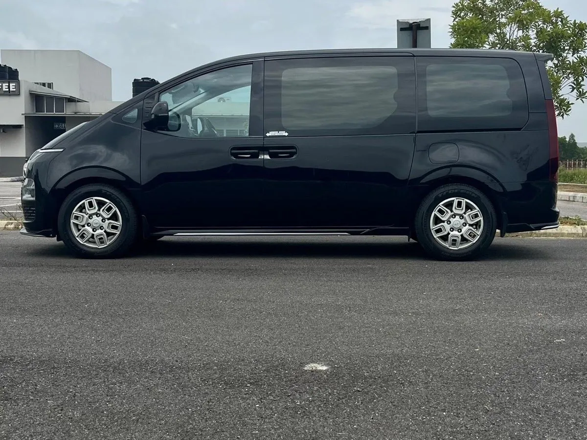 Hyundai Staria 2.2D — Eleven-seat van, front three-quarter view