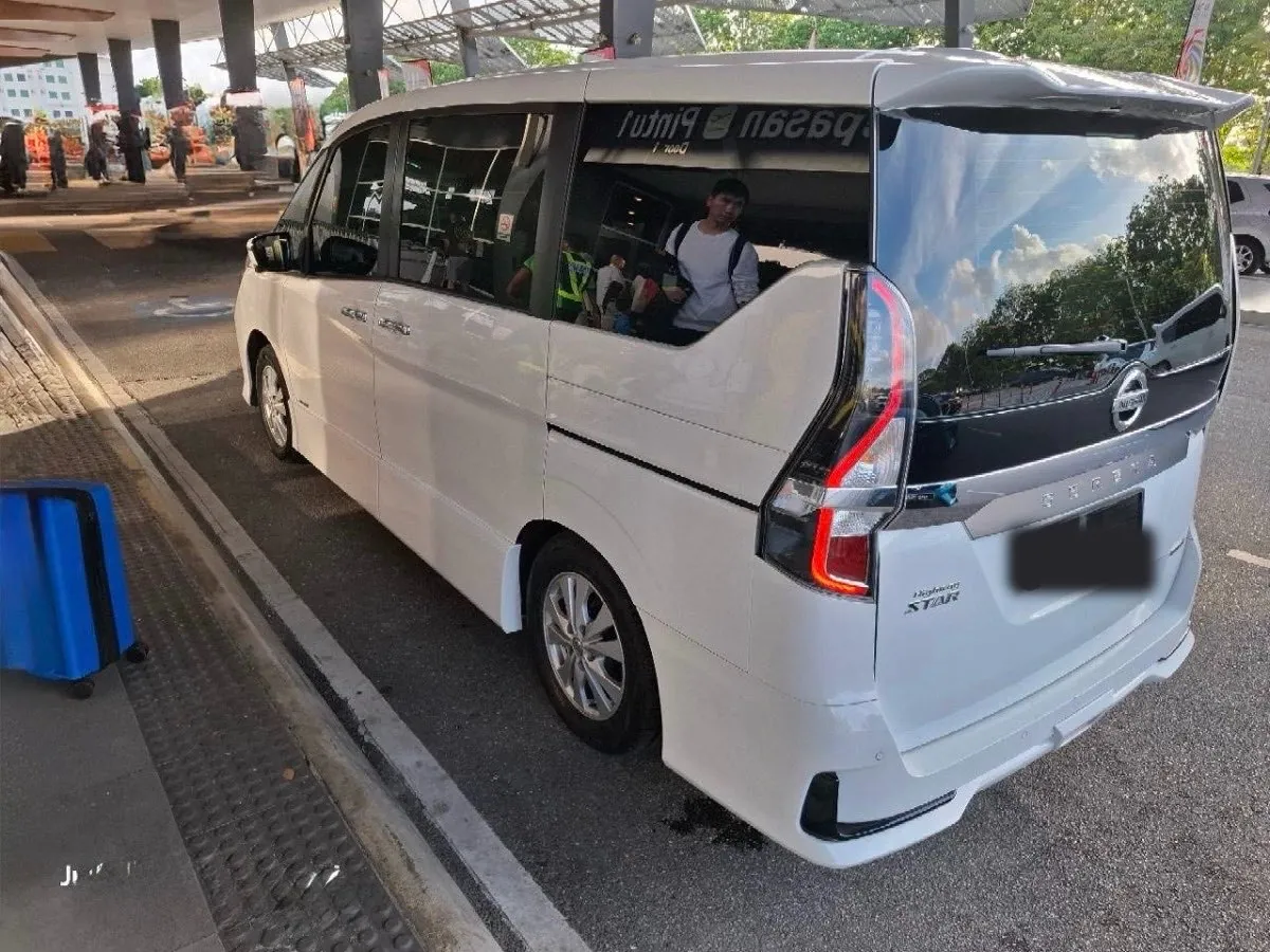 Nissan Serena 2.0 — Eight-seat MPV, front three-quarter view