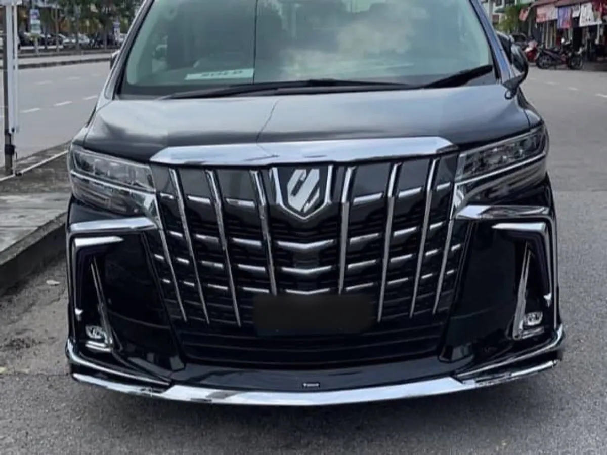 Toyota Alphard 2.5 — Executive MPV, front three-quarter view