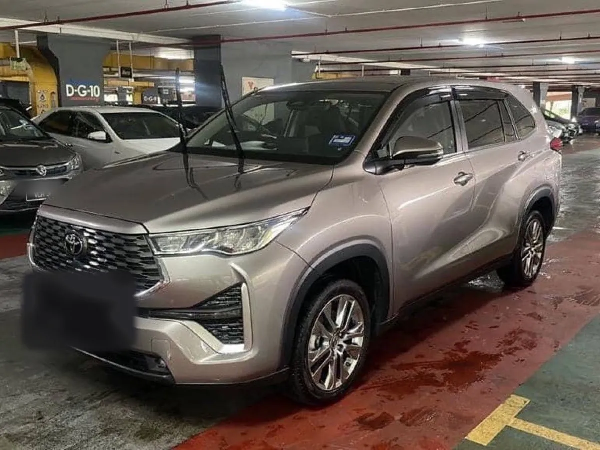 Toyota Innova Zenix 2.0 — Seven-seat MPV, front three-quarter view