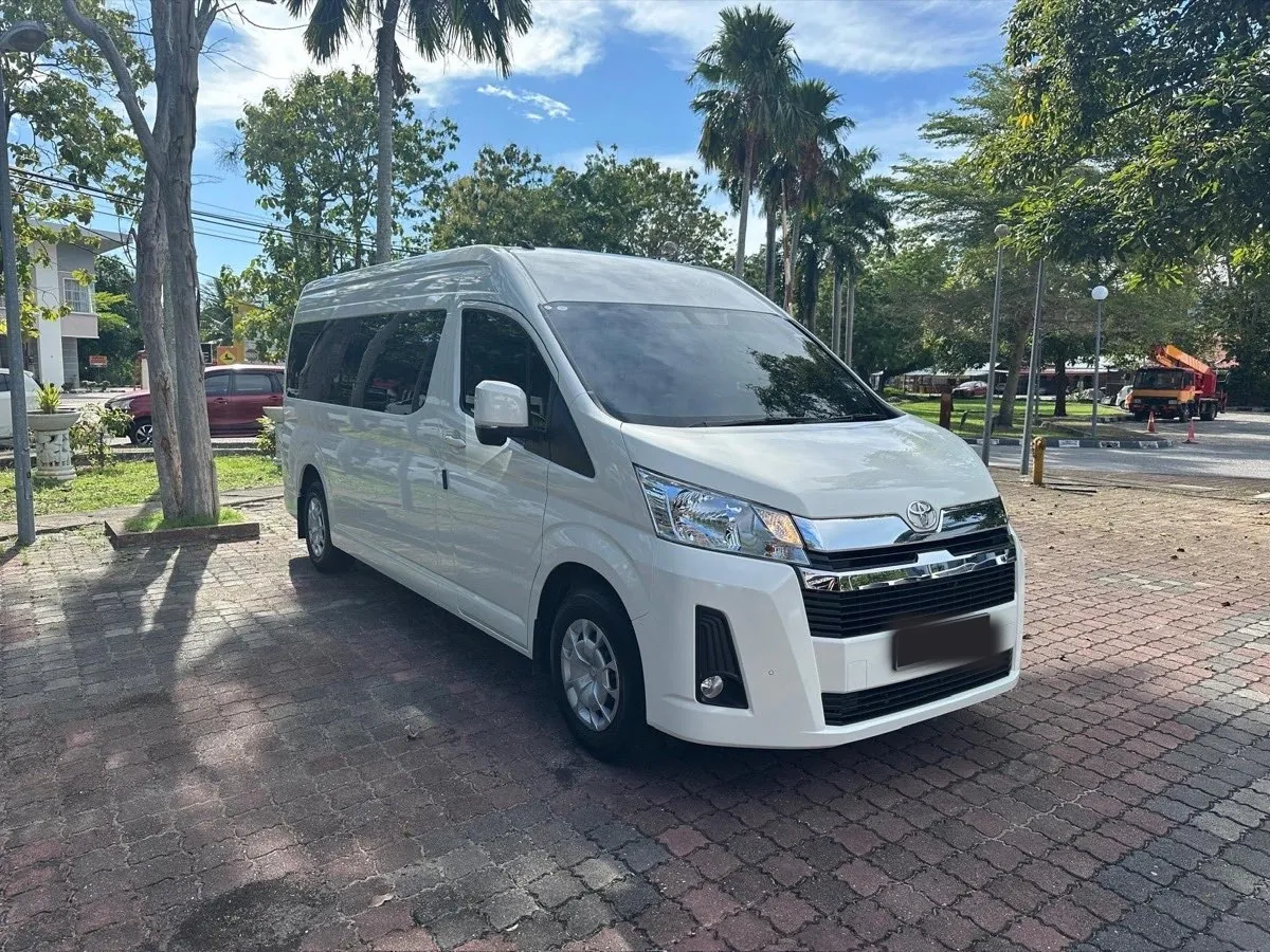 Toyota Hiace SLWB — Window van (SLWB), front three-quarter view