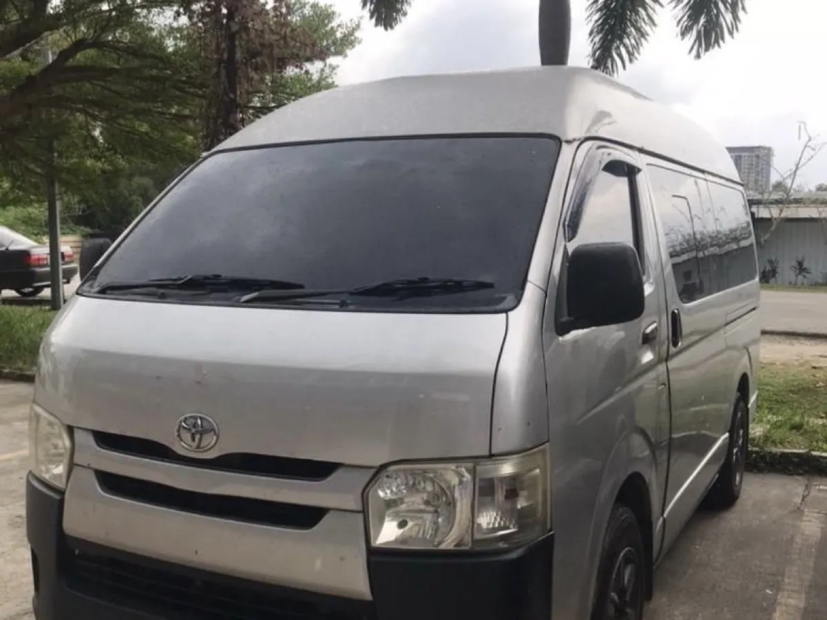 Toyota Hiace Window van — Fourteen-seat van, front three-quarter view