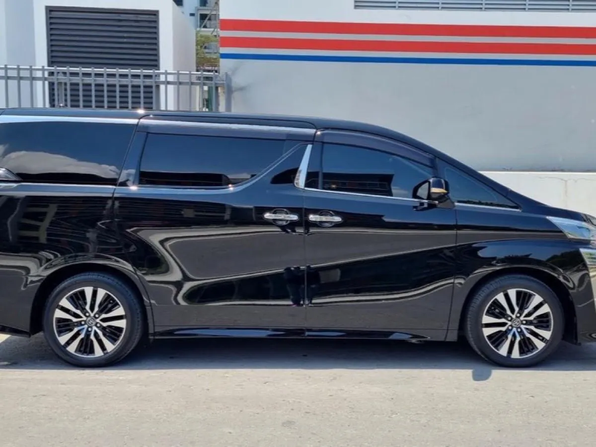 Toyota Vellfire 2.5 ZG — Seven-seat MPV, front three-quarter view